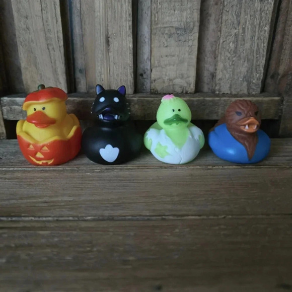 12 Halloween Rubber Ducks - Picture 3 of 6